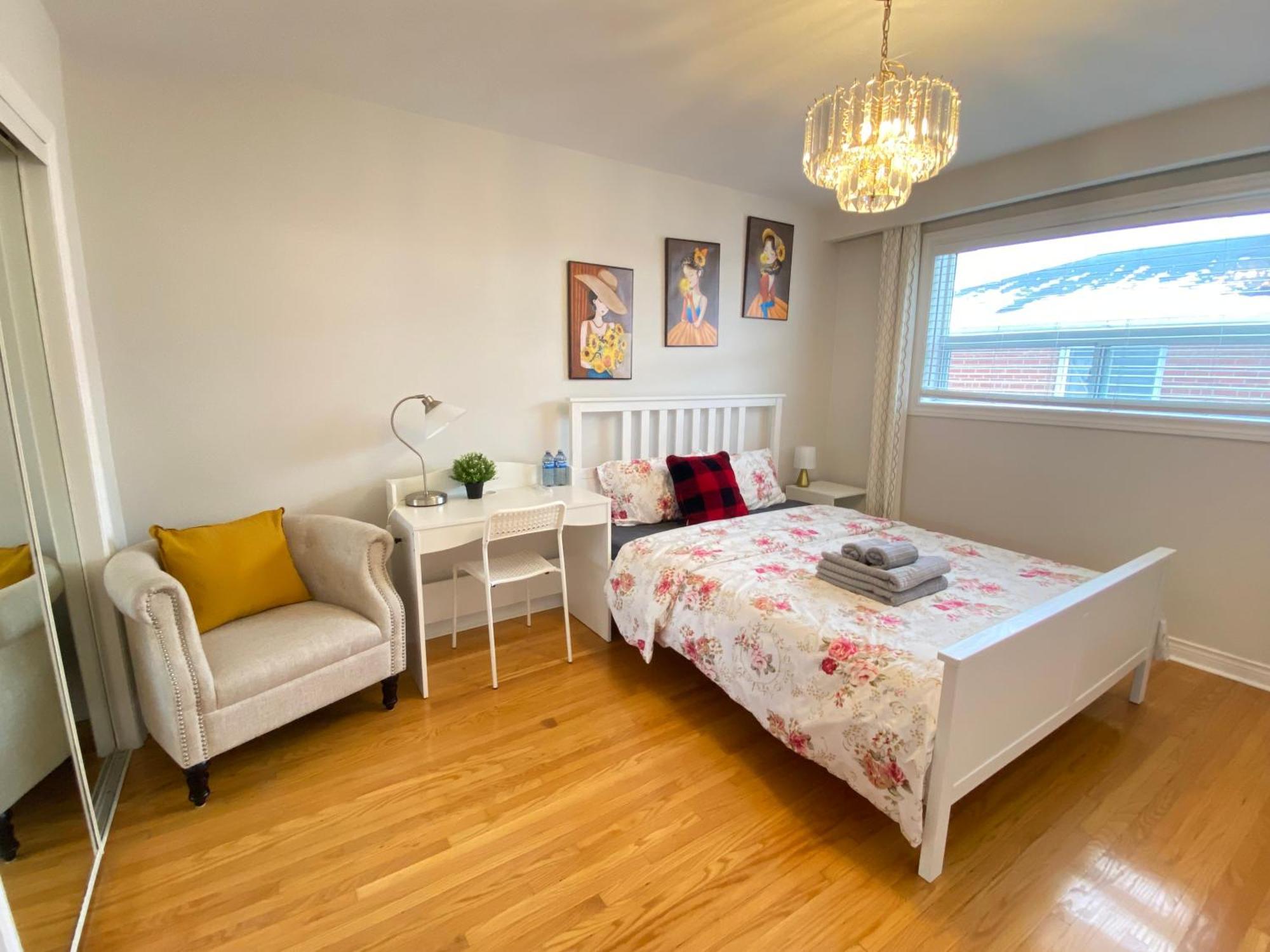 Sunny House - Main Floor, Free Parking, In Toronto 호텔 외부 사진
