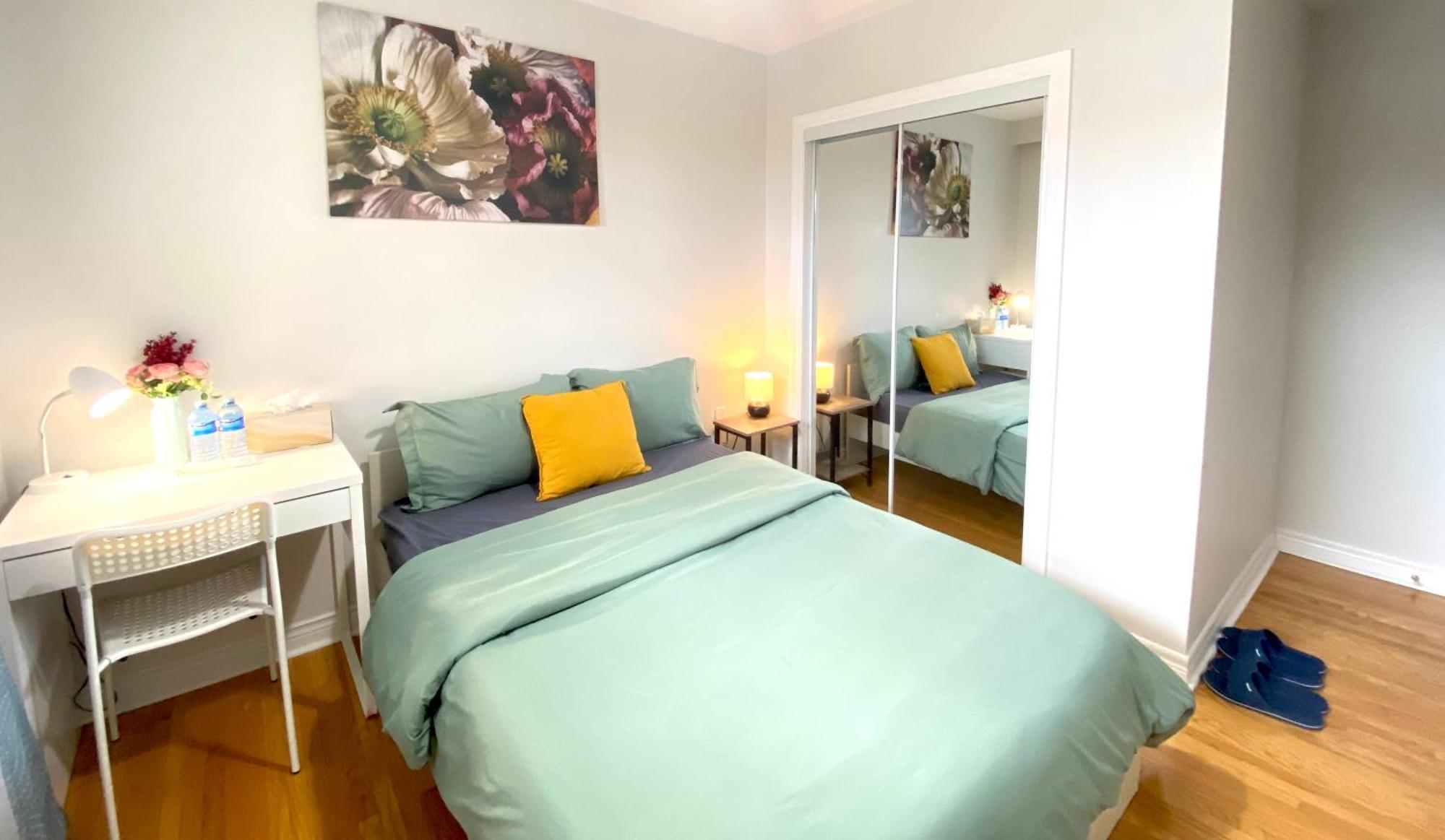 Sunny House - Main Floor, Free Parking, In Toronto 호텔 객실 사진